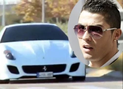 C. Ronaldo khoe xế Ferrari mới cứng