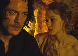 Cái nhìn mới mẻ về chúa tể ma cà rồng trong &#8216;Dracula Untold&#8217;