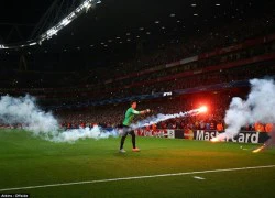 CĐV Galatasaray &#8216;phóng hỏa&#8217; Emirates bằng pháo sáng