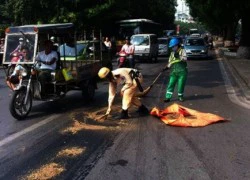 CSGT Hà Nội làm lao công, quét dầu pha cát