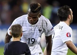 Fan nhí &#8216;chê&#8217; quần của Pogba