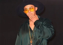 G-Dragon đội mũ rộng vành, ăn mặc bóng bẩy