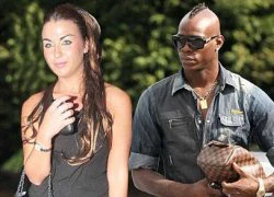 Giao đấu "sân nhỏ", Ronaldo xách dép cho Balotelli