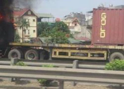 Hà Nội: Xe container bốc cháy dữ dội trên cầu Thanh Trì