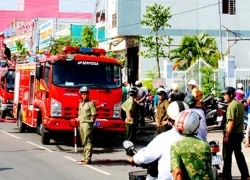 Hai người giúp việc cứu cụ bà khỏi căn nhà bốc cháy