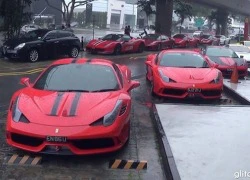 Hàng chục siêu xe Ferrari dầm mưa