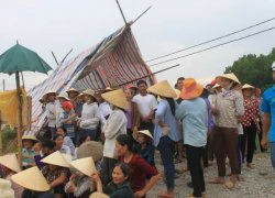 Hàng trăm người dân dựng lều, bao vây trại heo gây ô nhiễm