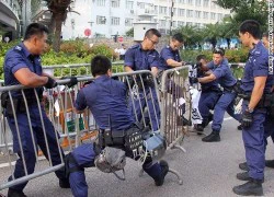 Hồng Kông: Người biểu tình đeo kính bảo hộ, đề phòng cảnh sát xịt hơi cay