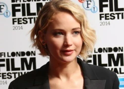 Jennifer Lawrence diện vest thả rông vòng 1 chảy xệ