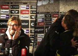 Juergen Klopp "đứng hình" bởi màn thổ lộ tình cảm của fan nữ