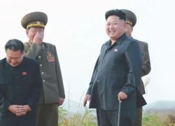 Kim Jong-un chống gậy đi thị sát quân đội