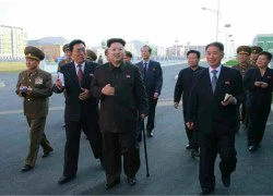 Kim Jong-un chống gậy thị sát công trình