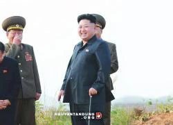 Kim Jong-un chống gậy thị sát đơn vị huấn luyện phi công