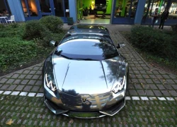 Lamborghini Huracan bọc crôm sáng bóng