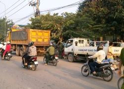 Mải nói chuyện, người phụ nữ tông vào xe tải tử vong