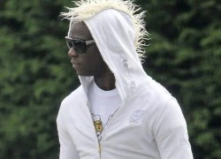 Mẹ Balotelli dọa giết hàng xóm vì con trai