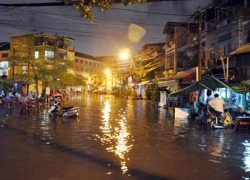 Mưa lớn gây ngập, người Sài Gòn ngâm chân đánh cờ