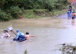 Mưa lớn, lũ cắt đứt đường gây nhiều thiệt hại