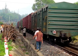 Nổ ổ dầu trục, tàu hỏa nghiền nát 7 km tà vẹt