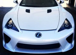 "Nữ hoàng tiệc tùng" Paris Hilton rất cưng siêu xe Lexus LFA