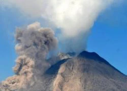 Núi lửa Sinabung cao 2.457m tại Indonesia lại bắt đầu phun trào