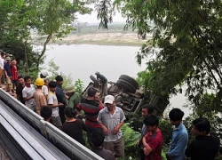 Ô tô lao xuống bờ sông, tài xế thoát chết nhờ bụi tre