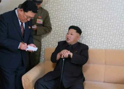 Ông Kim Jong-un chống gậy tái xuất