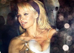 Pamela Anderson gặp sự cố vì bộ ngực bơm quá cỡ