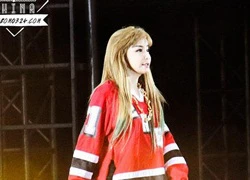 Park Bom (2NE1) ngượng tím mặt vì để lộ đồ lót trên sân khấu