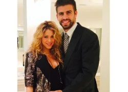 Shakira cười đầy hạnh phúc khi được Pique âu yếm ôm bụng bầu