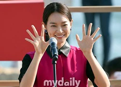 Shin Min Ah khoe nụ cười má lúm &#8216;hái ra tiền&#8217; với váy hồng nổi bật