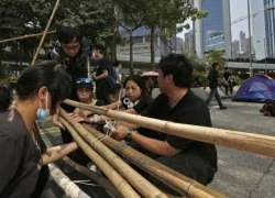 Sinh viên Hong Kong hối hả dựng thêm &#8220;chiến lũy&#8221;