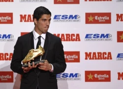 Suarez rớm lệ trên bục nhận giải