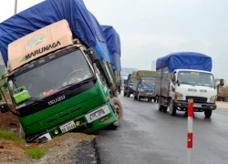 Tài xế ngủ gật, xe tải mất lái lật nhào bên quốc lộ