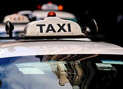 Tài xế taxi mượn điện thoại du khách rồi bỏ chạy