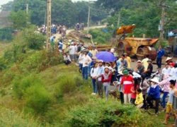 Tìm thấy thi thể cặp mẹ con buộc vào nhau tự tử