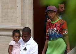 Jay Z và Beyoncé hạnh phúc bế con đi xem nhà ở Paris