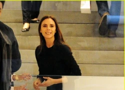 Victoria Beckham bất ngờ nở nụ cười thân thiện hiếm thấy