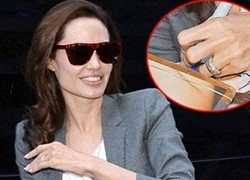 Angelina Jolie hạnh phúc khoe nhẫn cưới kim cương