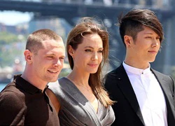 Angelina Jolie khoe dáng bên cầu cảng Sydney