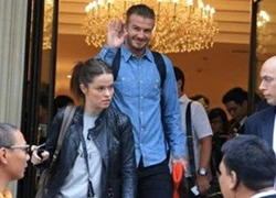 Beckham ăn mặc đơn giản nhưng vẫn cực cuốn hút khi rời Hà Nội vào TP.HCM