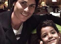 C. Ronaldo &#8216;pose&#8217; hình cùng con mừng kỷ lục