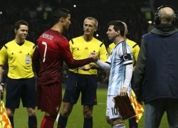 C. Ronaldo và Messi che miệng nói chuyện với nhau