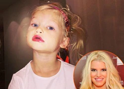 Con gái 2 tuổi của Jessica Simpson làm điệu với son bóng