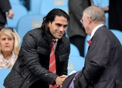 Falcao và Sir Alex tay bắt mặt mừng trước trận derby Manchester