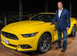 Ford lắp ráp Mustang GT Convertible trên đỉnh tòa nhà cao nhất thế giới