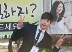 Lee Bo Young gửi xe tải đồ ăn ủng hộ "cậu em" Lee Jong Suk