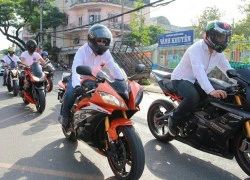 Hơn 10 chiếc mô tô hộ tống chú rể biker đi rước dâu