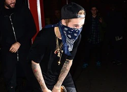 Justin Bieber đeo vàng, bịt mặt ra phố