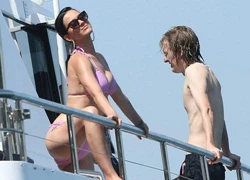 Katy Perry nóng bỏng với bikini giữa dàn vũ công nam